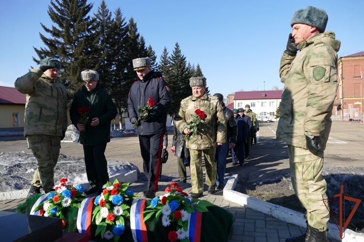 В Сибири прошли церемонии возложения цветов к памятникам героев, погибших при исполнении воинского и служебного долга